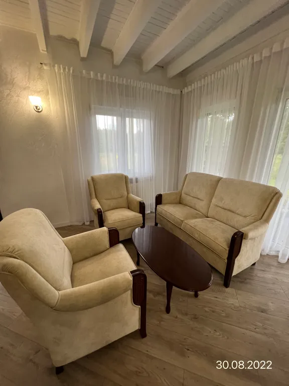 Живописная усадьба в лесу у озера