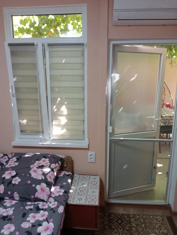 Комната в зелёном дворе