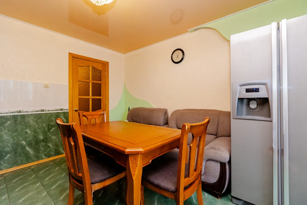 Жилая комната в 3-комнатной квартире с общим санузлом и кухней