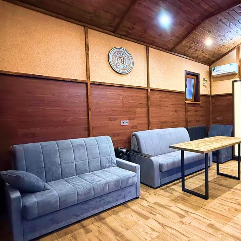 Просторная студия с настоящим камином и печкой