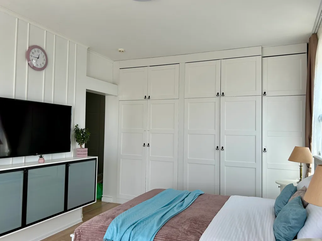 Встречайте рассветы в дизайнерской квартире с видом на Останкино.