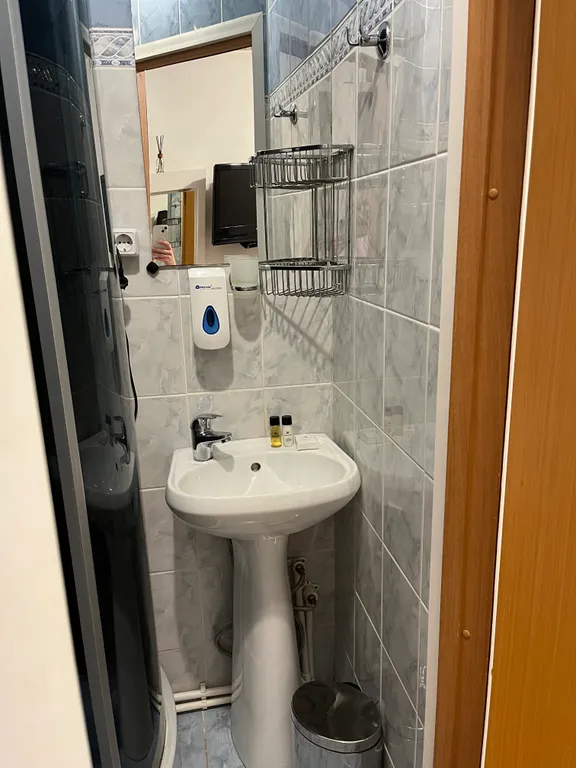 Уютная комната с видом на озеро Абрау