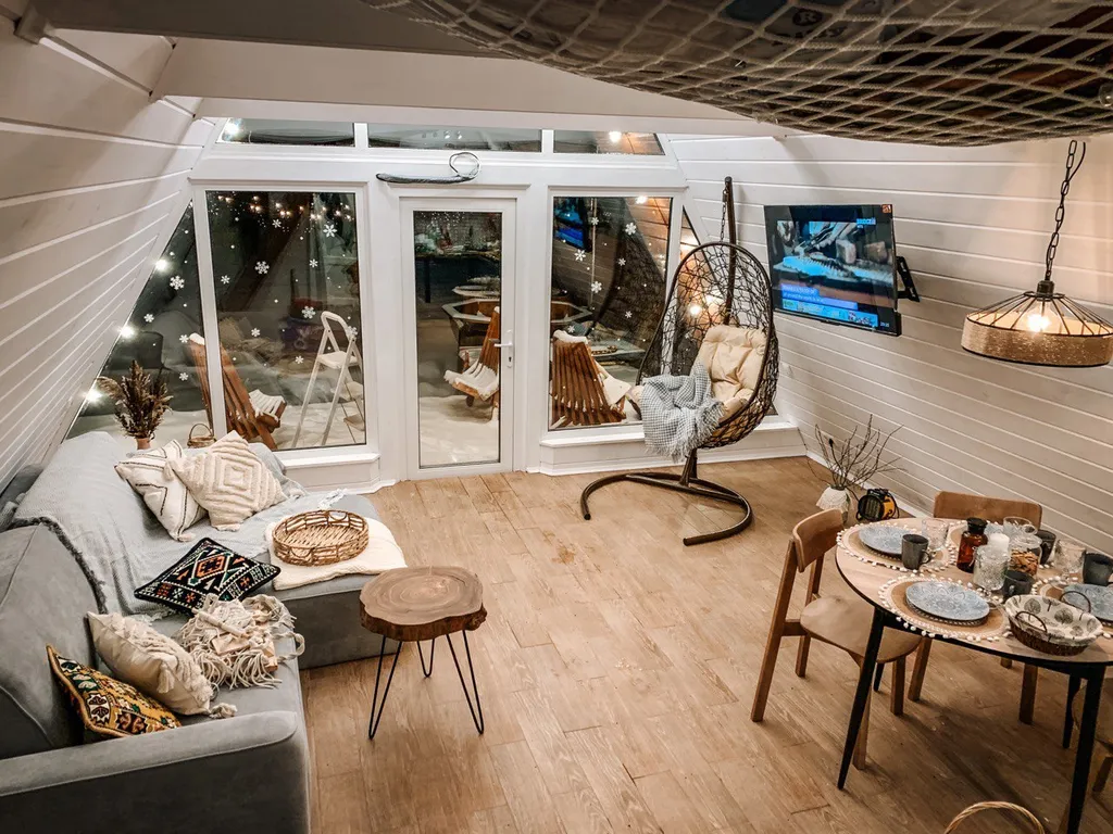 Пpocторный 4-местный А-фрейм с чанoм и банeй нa берегу реки Дубна