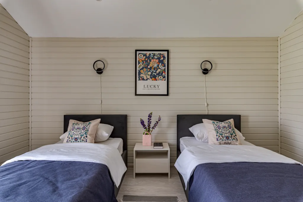 Алтайский - дом с костровой чашей и колонкой Алиса