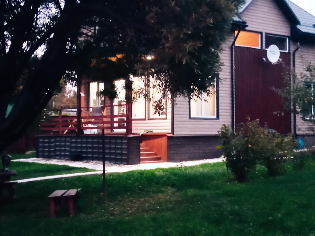 Коттедж Двухэтажный апартамент в доме на берегу озера — Луга