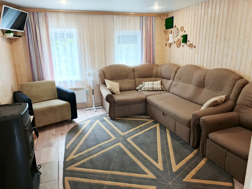 Дом Стрела на берегу водоема с баней и очагом