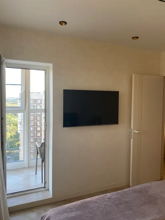 Двухкомнатные апартаменты в новостройке с витражным балконом