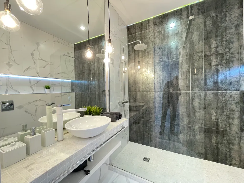 Красивая однокомнатная квартира с балконом на первой линии у моря