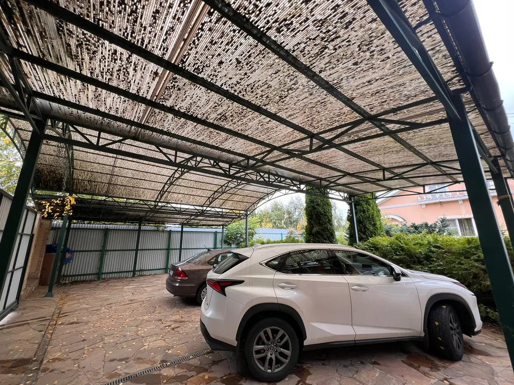 Деревянный коттедж с баней на берегу реки