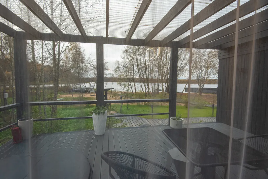 Зеркальный домик с террасой и теплой купелью