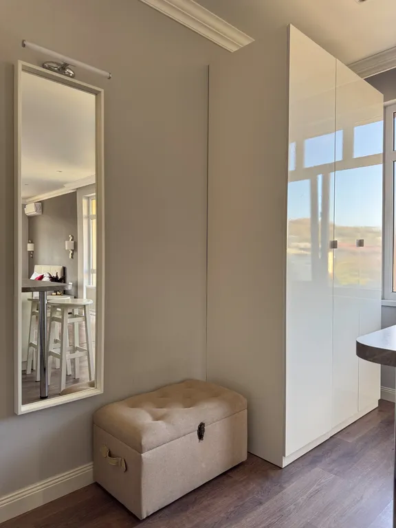 Квартира-студия с балконом у реки