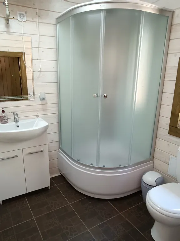 Дом в лесу у ручья