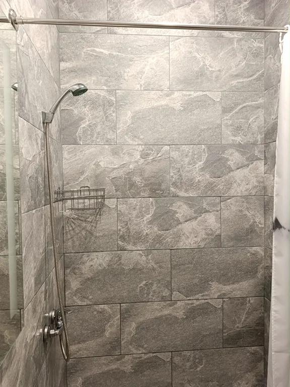 Трехместный номер с балконом с видом на улицу