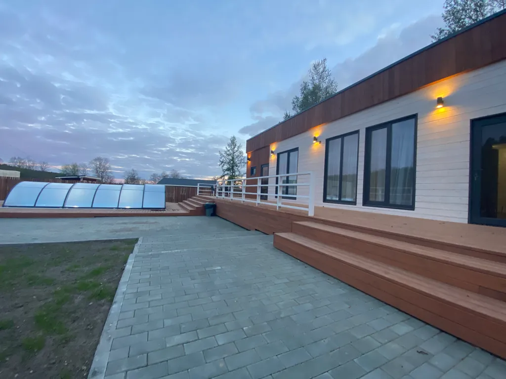 Дом с бассейном