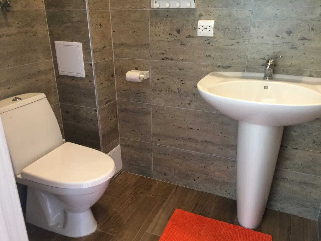 Двухкомнатные апартаменты на первом этаже в частном доме