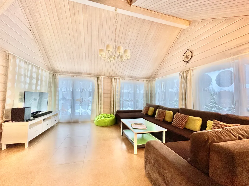 Коттедж Коттедж на берегу озера, с 5 спальнями, сауной  камином — Межозерное