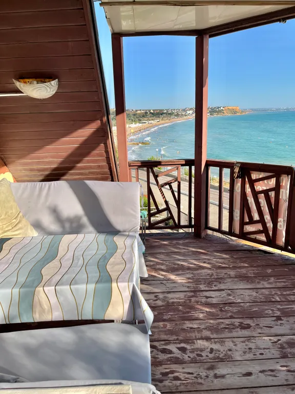 Студия с видом на море и часовню