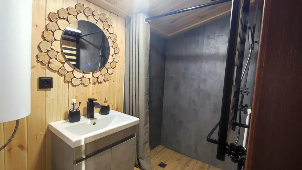 Глэмпинг в сосновом лесу