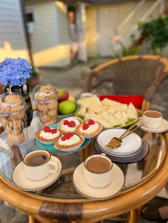 Комнаты с видом на море и горы