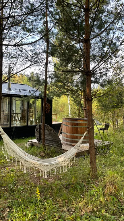 Уютный домик в лесу с горячим чаном