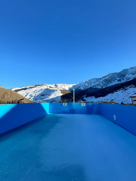 Большой загородный дом с бассейном, баней и рекой