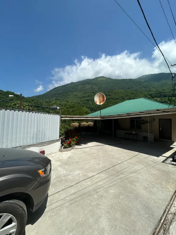 Дом с видом на горы и море