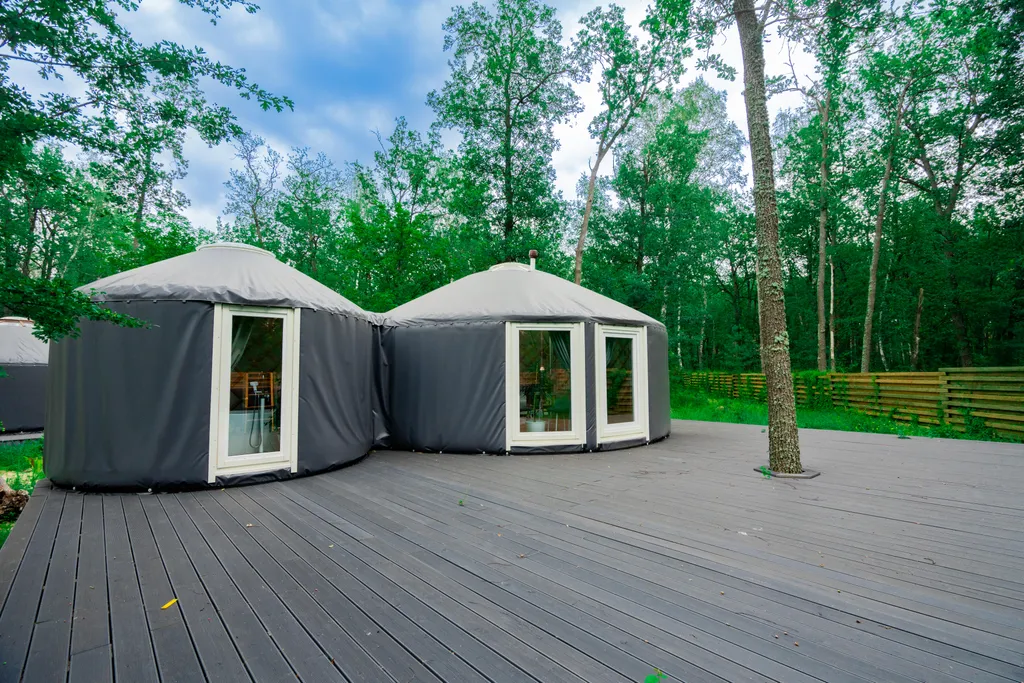 Глэмпинг с большой террасой в лесу