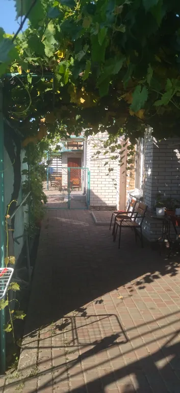 Небольшой гостевой дом со встроенной кухней на берегу моря