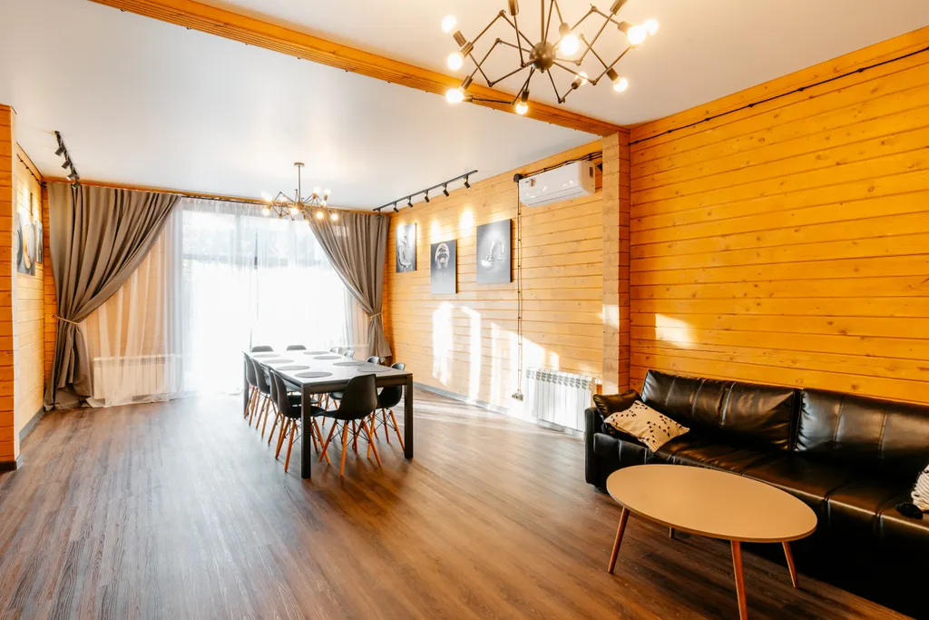 Большой дом в вековом лесу