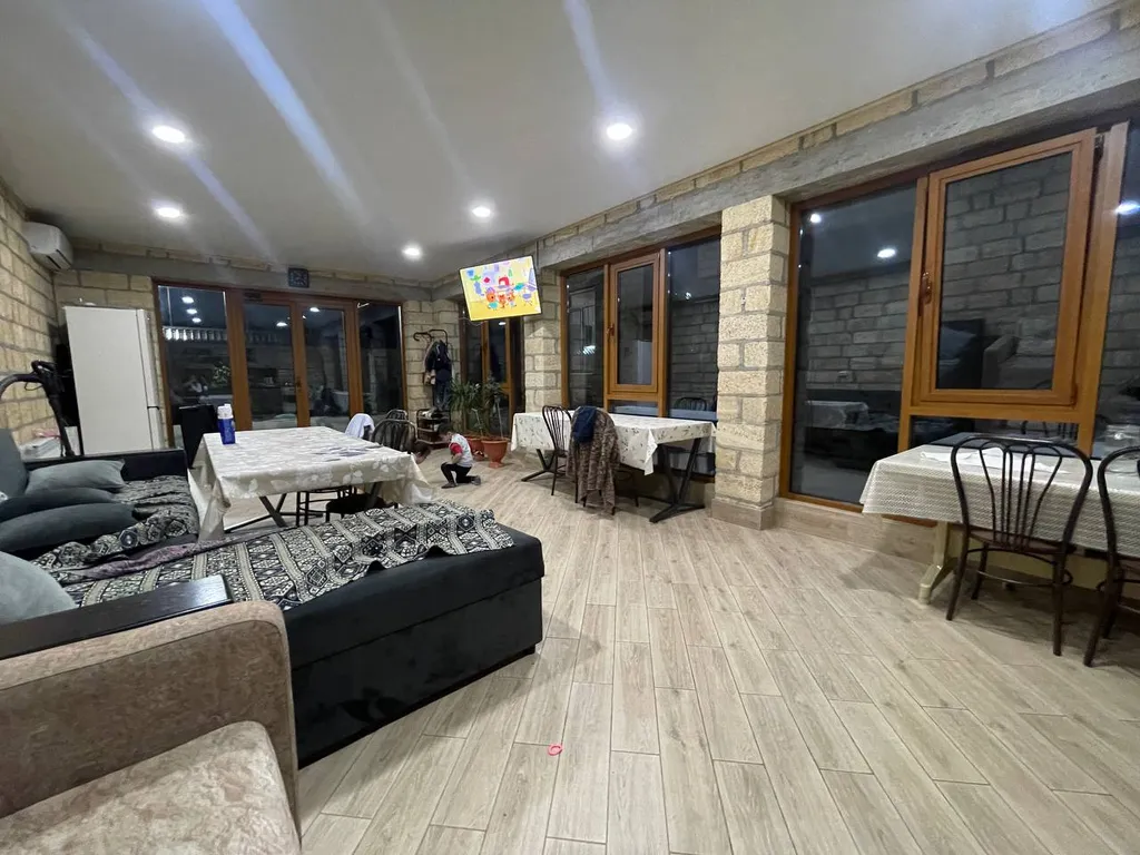 Частный аккуратный дом с двором на берегу Каспийского моря