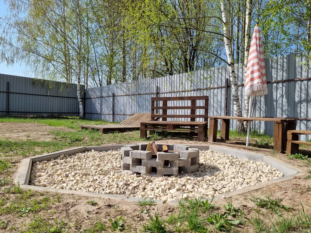 Деревянный дом в деревне дача фермера