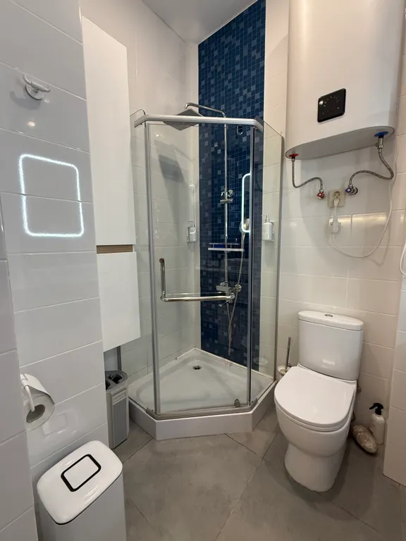 Квартира-студия с кипарисами за окном