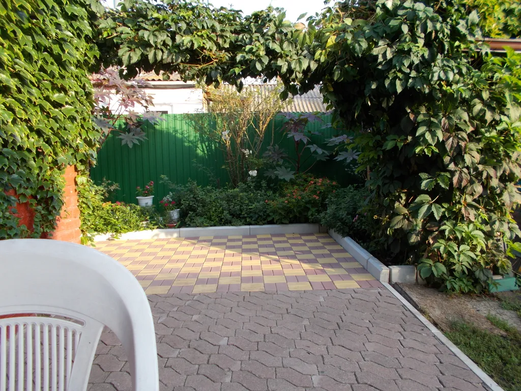 Коттедж Пол дома в зелёном саду в центре города — Ейск