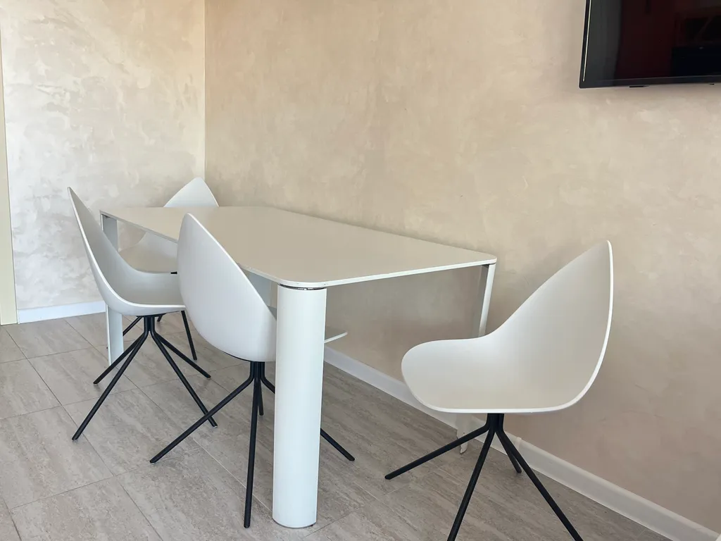 Яркая студия на берегу моря