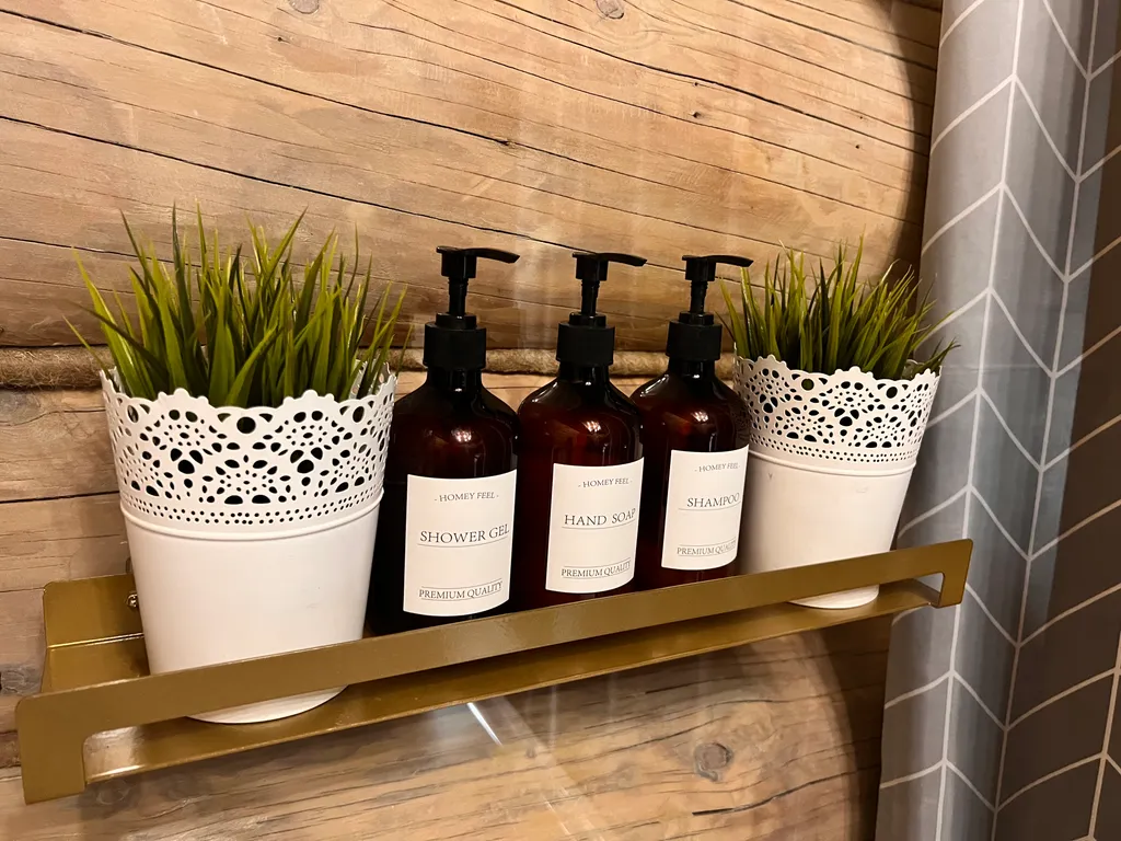 Красивый уютный бревенчатый дом с камином и видом на реку и церковь