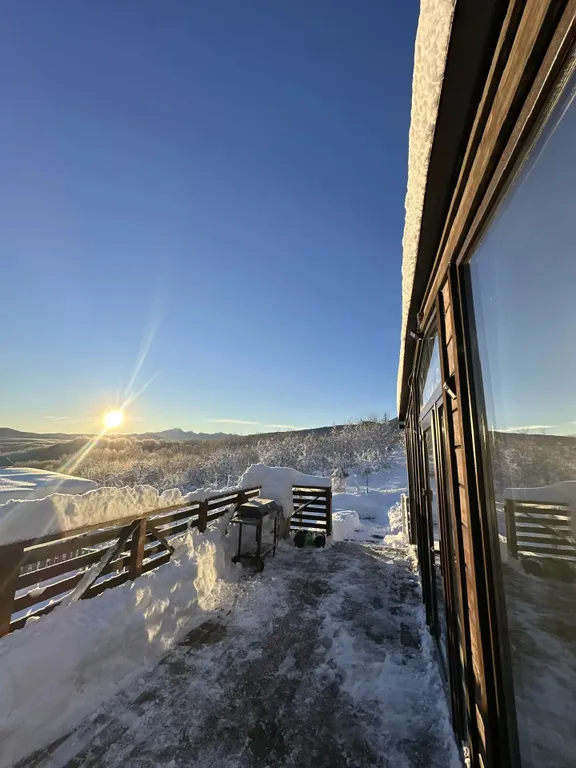 Дом в уединенном месте у леса с великолепным видом на горы