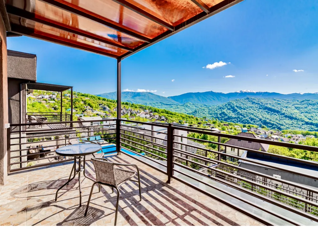 Новый дом с бассейном, сауной и панорамным видом на горы