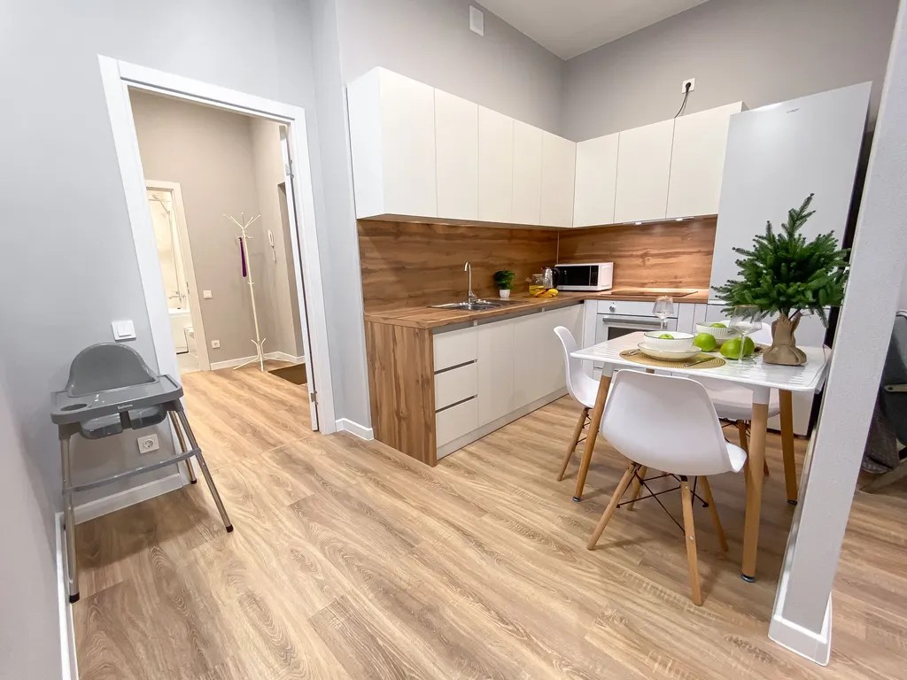 Квартира с большим ТВ у Суворовского училища