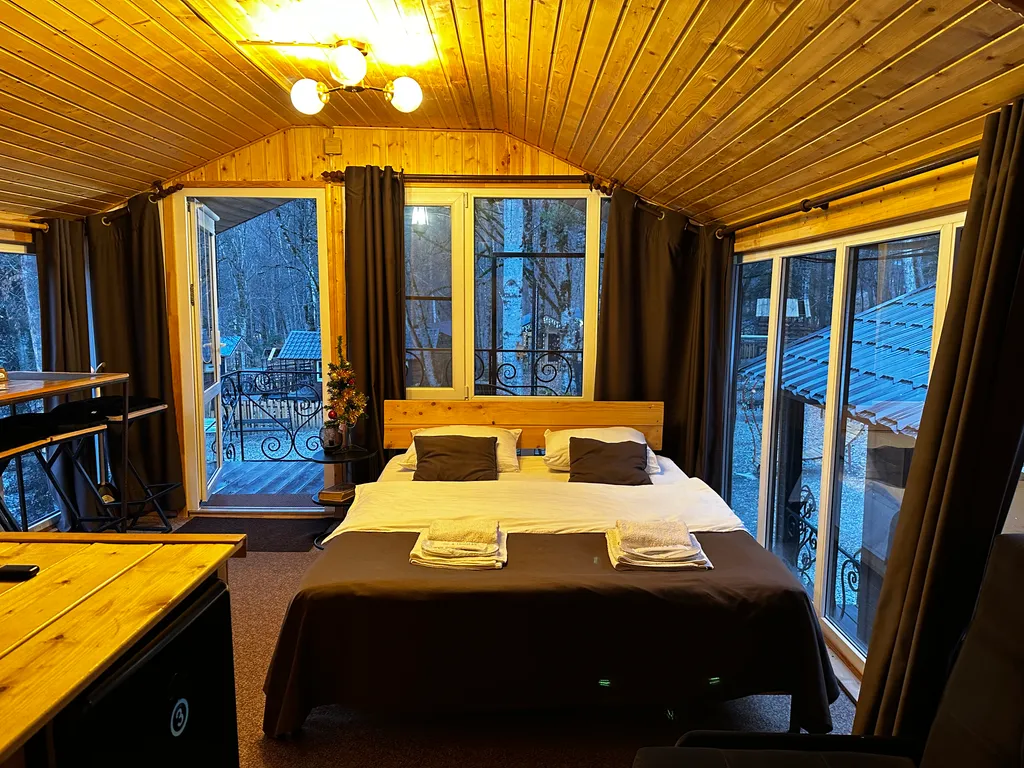 Коттедж Уютный домик с панорамными окнами с видом на лес — Архыз