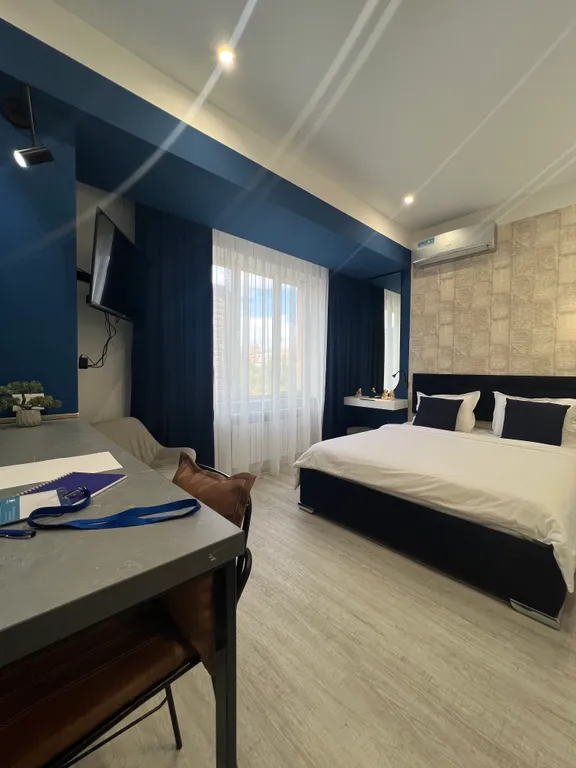 Студия с одной большой кроватью и видом на город