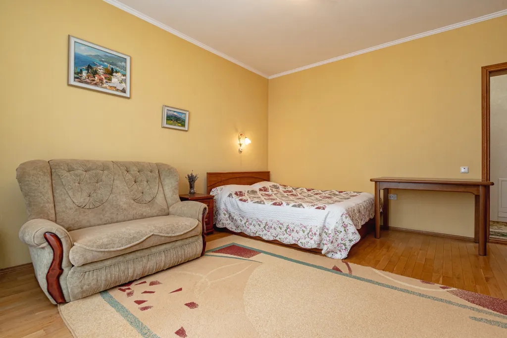 Уютные апартаменты в центре Ялты с видом на горы с 3-балконами