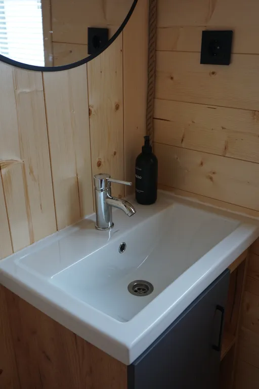 Дом с фурако на берегу реки