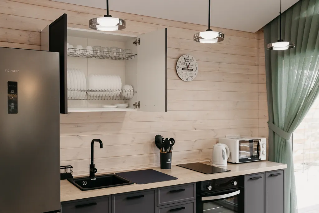 Дом с панорамными окнами и террасой в окружении леса