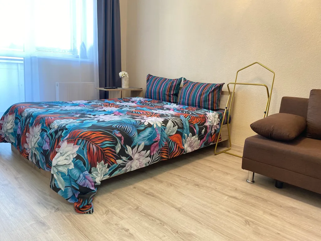 Бюджетная однокомнатная квартира с прямым выездом на трассу — аренда посуточно в Верхняя Пышма