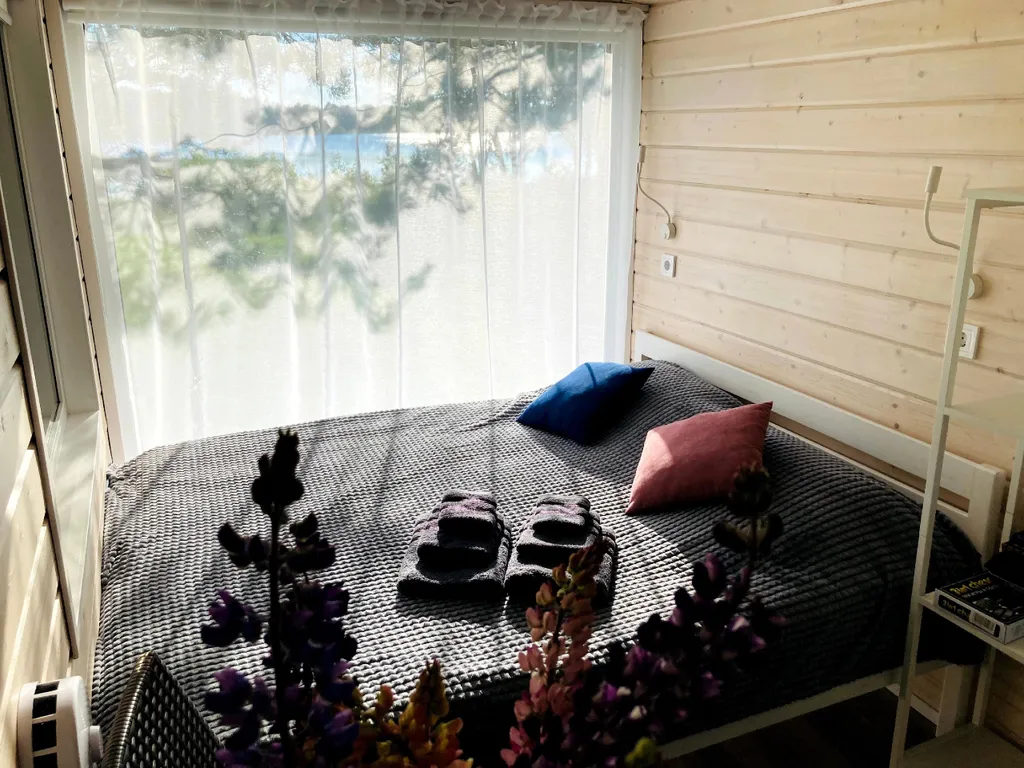 Домик с видом на озеро