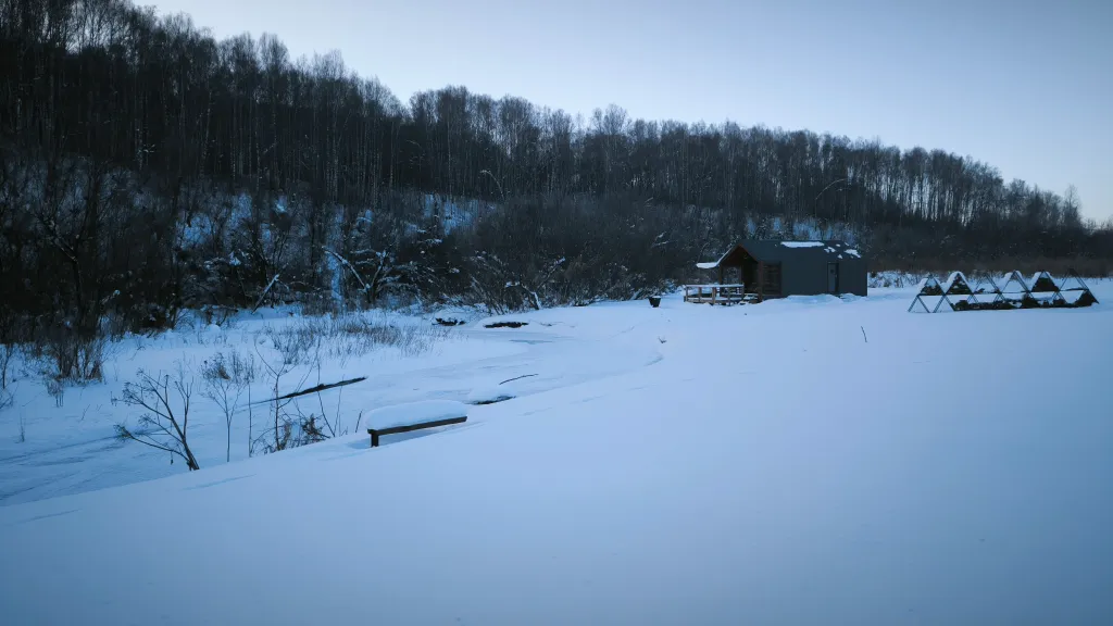 Двухэтажный а-фрейм с панорамным остеклением и террасой