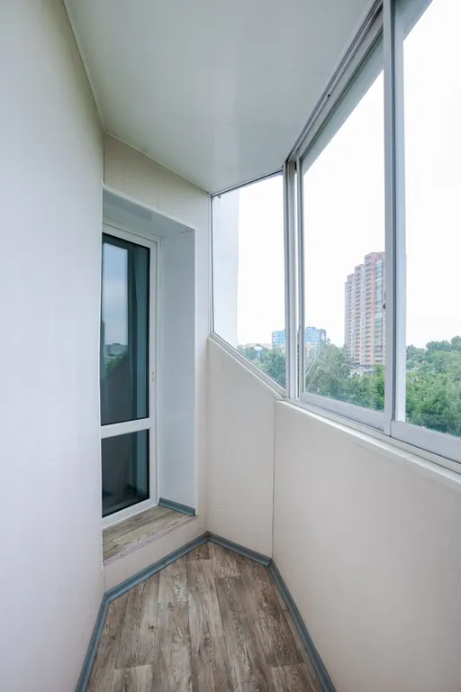 Двухместная комната с балконом и общим санузлом (White, Gold)