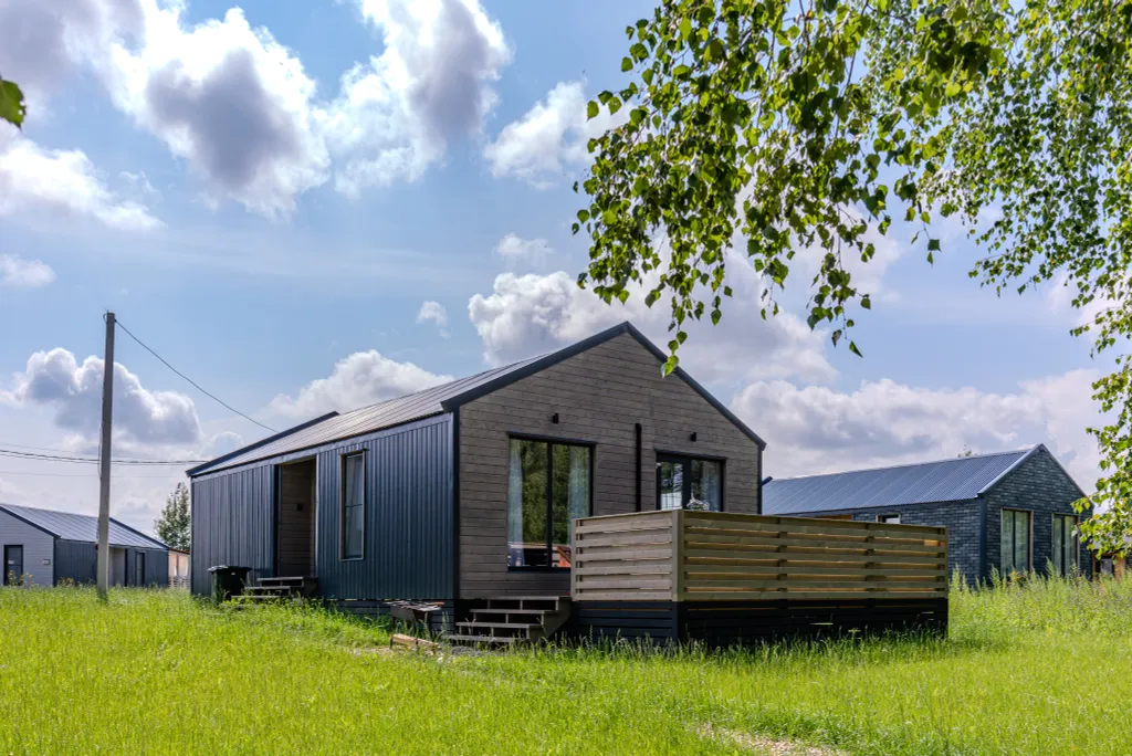 Алтайский - дом с костровой чашей и колонкой Алиса