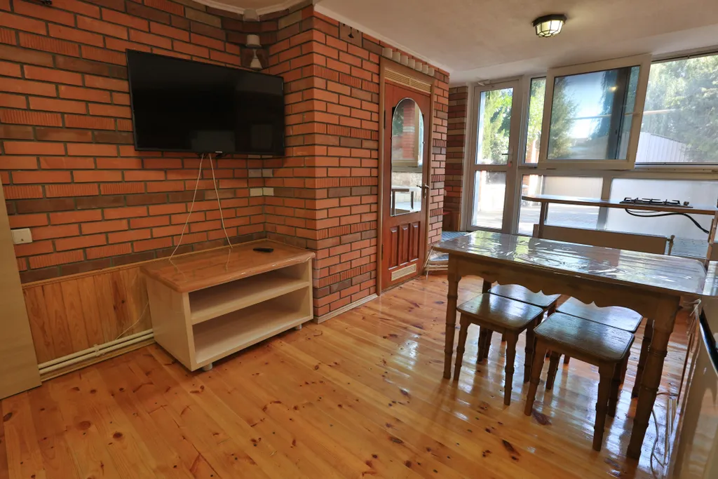 Коттедж Добротный кирпичный дом со своим двором в усадьбе Можжевеловый дворик — Айвовое