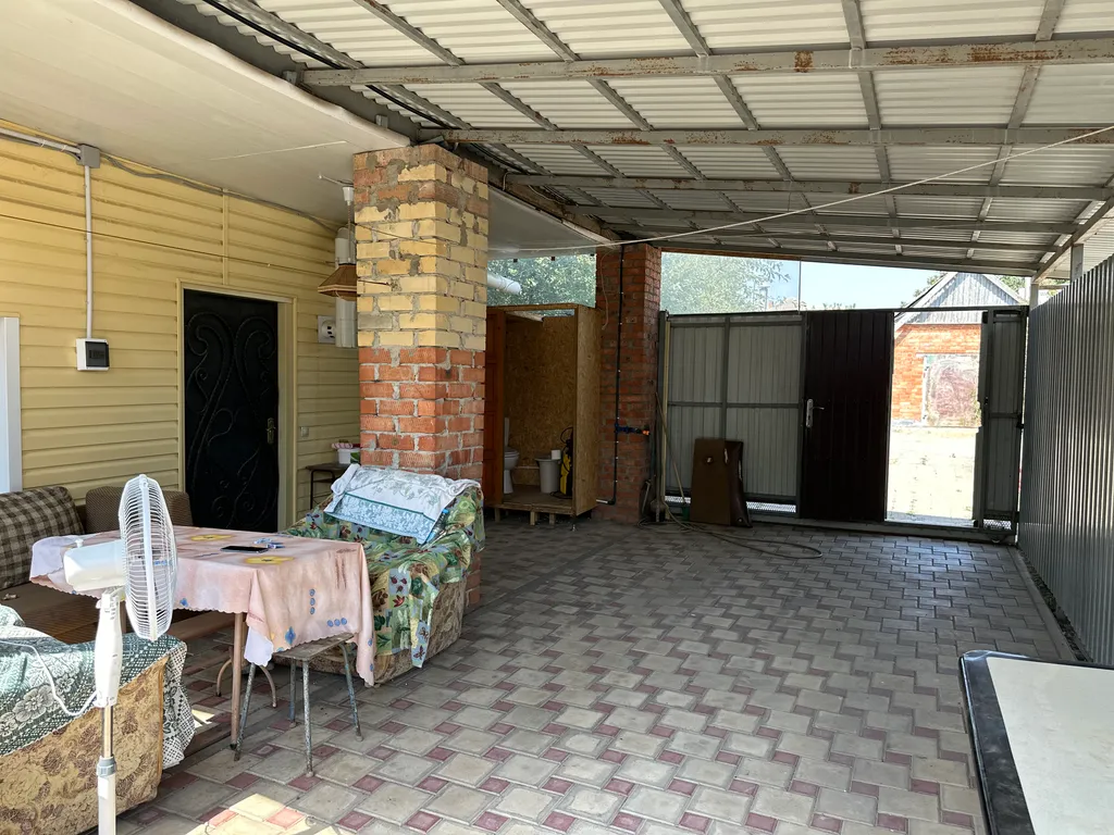 Дом под ключ с бассейном и стоянкой во дворе для 3 автомобилей у гипермаркета